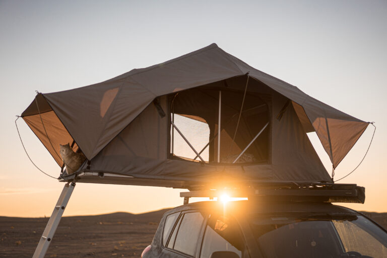 bivouac en tente de toit au coucher du soleil