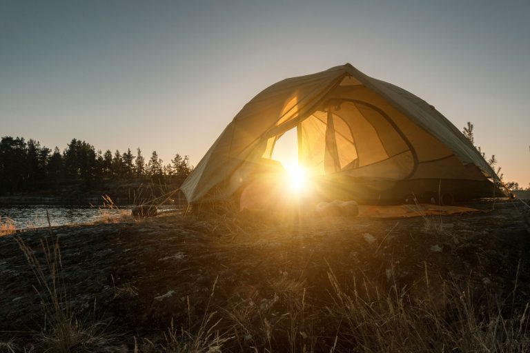 camping plein air lit de camp et tente